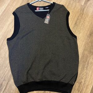 Chaps Men's V-Neck Sweater Vest in Black and Gray